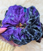 VELVET SCRUNCHIES